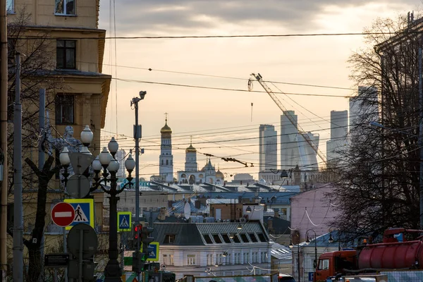 Вид на улицу, старый центр Москвы при дневном свете — стоковое фото