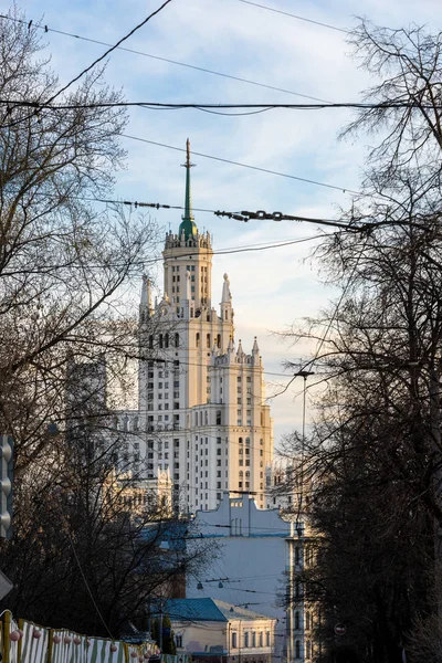 Москва, вид на небоскреб на Котельнической набережной — стоковое фото