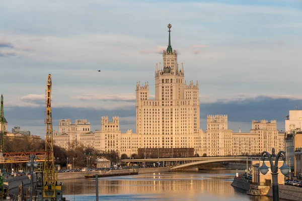 Москва, вид на небоскреб на Котельнической набережной — стоковое фото