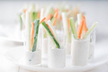 Gözlüklerle sebze aperatifler - Ziyafet çanak