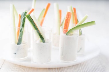 Gözlüklerle sebze aperatifler - Ziyafet çanak