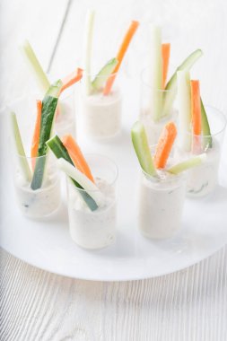 Gözlüklerle sebze aperatifler - Ziyafet çanak