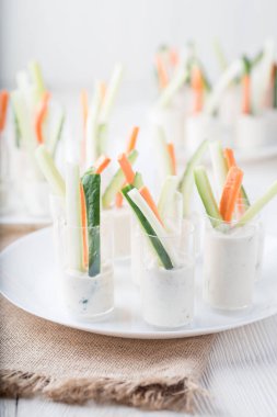 Gözlüklerle sebze aperatifler - Ziyafet çanak