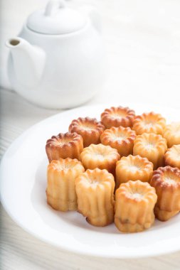 Beyaz bir arka planda şekerli kurabiye