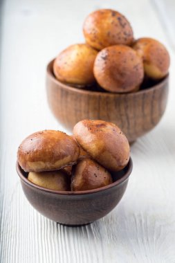 Beyaz arka plan üzerinde Fransız kahvaltımızda taze pişmiş