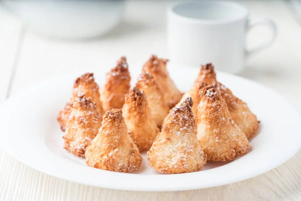 Biscoitos de macaroon de coco na placa branca — Fotografia de Stock