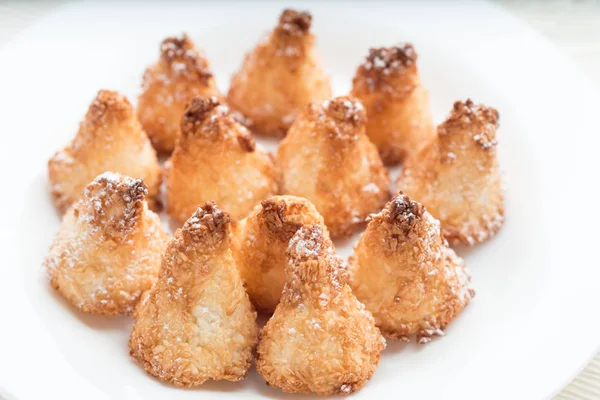 Kokosowe ciasteczka makaronik na białym talerzu — Zdjęcie stockowe