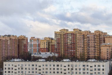 Genel üst katlarda bina konut