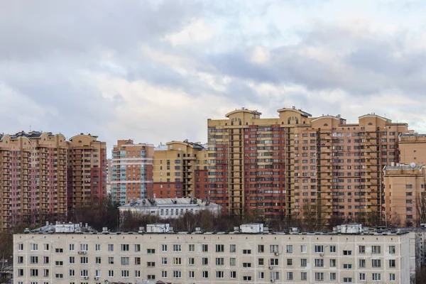 Общее жилое здание верхние этажи — стоковое фото