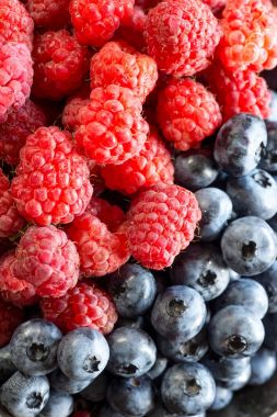 Çilek arka plan. Yaban mersini, ahududu