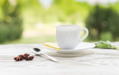 Eski ahşap masa nane ile bitkisel çay.