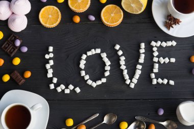 Bir ürün yelpazesine çay, kahve, lokum, çikolata ve portakal.