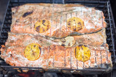 sopa ızgara üzerinde taze balık