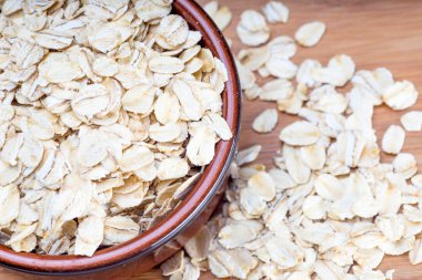 Kuru yulaf gevreği eski bir kase yulaf ezmesi haddelenmiş