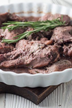 Şarap soslu ızgara tavuk