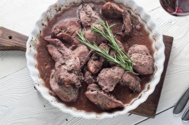 Şarap soslu ızgara tavuk