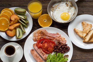 Tam İngiliz kahvaltısı sosis, pişmiş domates, fasulye ve toa ile