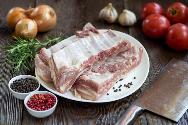 Close-up van rauw varkensvlees Rib vlees op witte schotel — Stockfoto