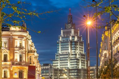Bir gece cityscape sahne kulede modern bitti