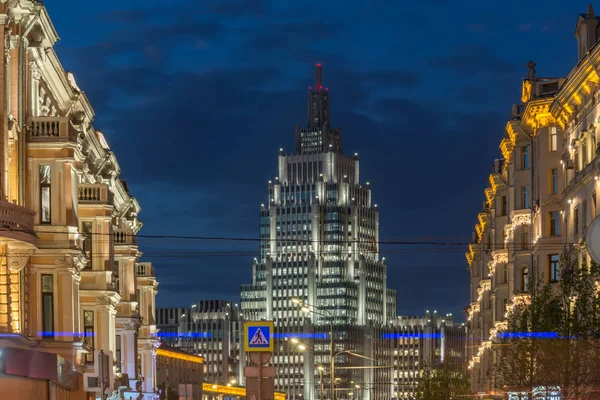 Moderna höghus torn i en natt stadsbilden scen — Stockfoto