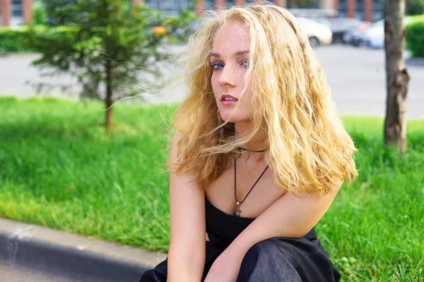 Portrait of smiling young beautiful blond woman, outdoors — Stock Photo, Image