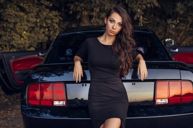 Siyah elbise poz güzel kahverengi saçlı genç kadın