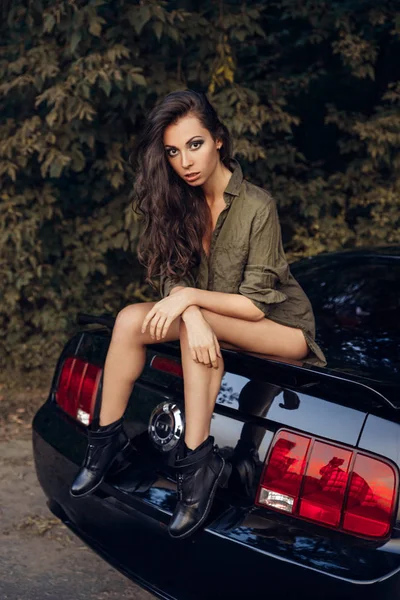 Menina sexy é mostrado sentado no carro — Fotografia de Stock