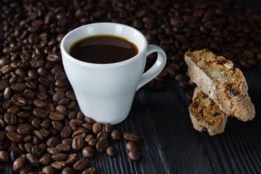 Bisküvi ya da cantucci, geleneksel İtalyan bisküvi ile kahve