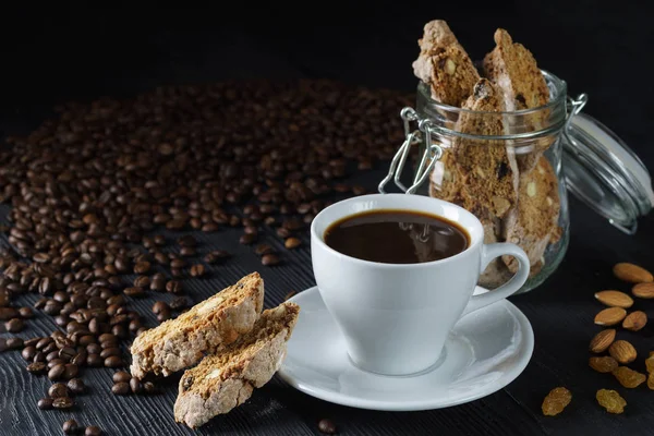 Café com biscoito ou biscoito cantucci — Fotografia de Stock