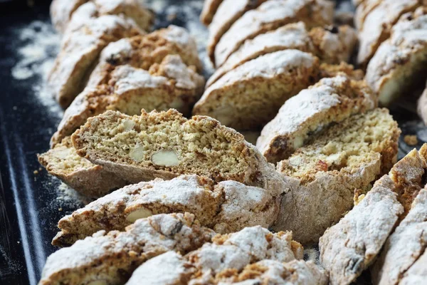 Klassieke Italiaanse biscotti cookies op een zwarte dienblad — Stockfoto