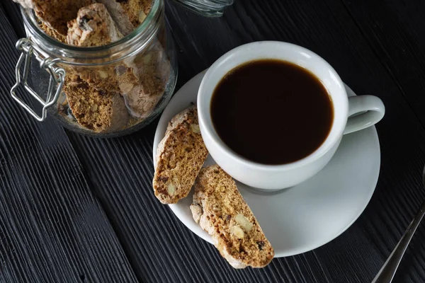 Günaydın kavramı - fincan espresso kahve cantucci badem