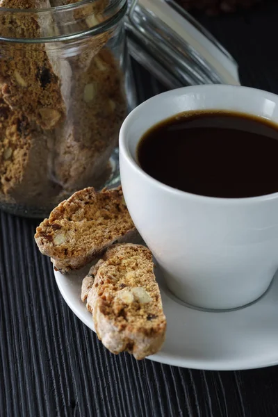 Buen concepto de la mañana - taza de café expreso con almendras cantucci —  Fotos de Stock