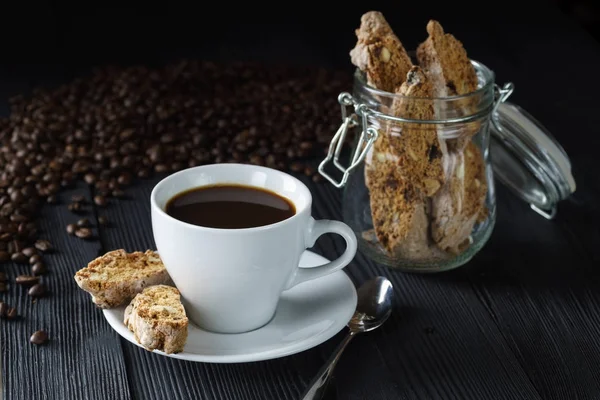 Концепция доброго утра - чашка кофе эспрессо с миндалем кантуччи — стоковое фото