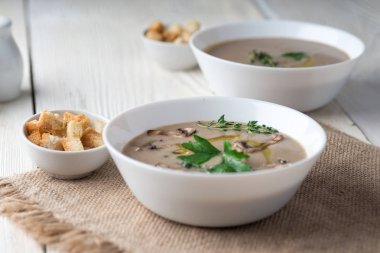 Otlar ve baharatlar rustik ahşap bac üzerinde mantar kremalı çorba