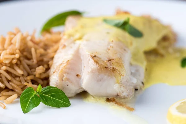 Grilled fish with rice and lemon sauce — Stock Photo, Image