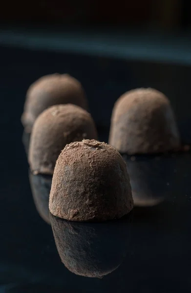 Caramelle di cioccolato al tartufo fatte in casa con cacao in polvere fatte da cho — Foto Stock