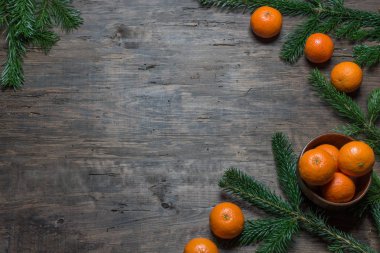 Noel ağacı karanlık bir ahşap zemin üzerine mandalina