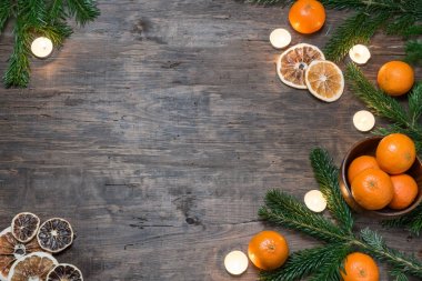 Noel ağacı karanlık bir ahşap zemin üzerine mandalina