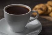 Coffee cup a soubory cookie složení na rustikální dřevěné pozadí