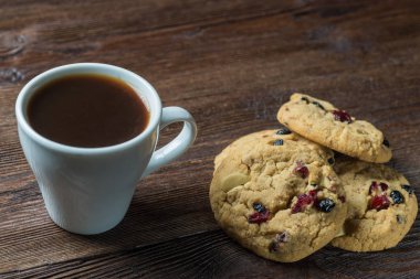 Rustik ahşap zemin üzerine kahve Kupası ve çerezleri kompozisyon