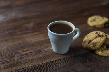 Rustik ahşap zemin üzerine kahve Kupası ve çerezleri kompozisyon