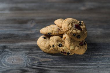Lezzetli Chocolate Chip Cookies bir rustik ahşap tablo