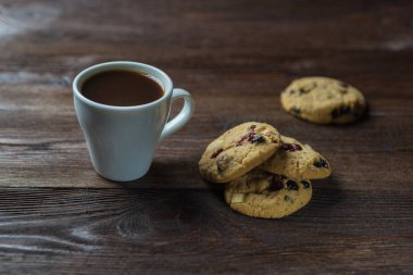 Rustik ahşap zemin üzerine kahve Kupası ve çerezleri kompozisyon