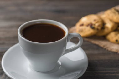 Rustik ahşap zemin üzerine kahve Kupası ve çerezleri kompozisyon