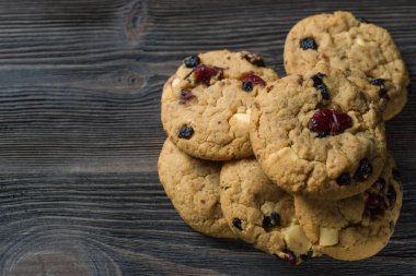 Lezzetli Chocolate Chip Cookies bir rustik ahşap tablo