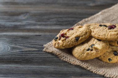 Çikolatalı kurabiye kahve renkli kumaş, closeup vurdu.