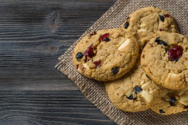 Çikolatalı kurabiye kahve renkli kumaş, closeup vurdu.