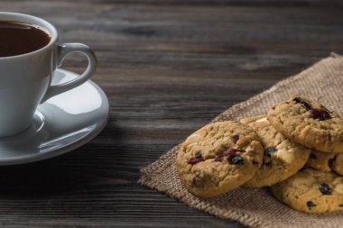 Rustik ahşap zemin üzerine kahve Kupası ve çerezleri kompozisyon