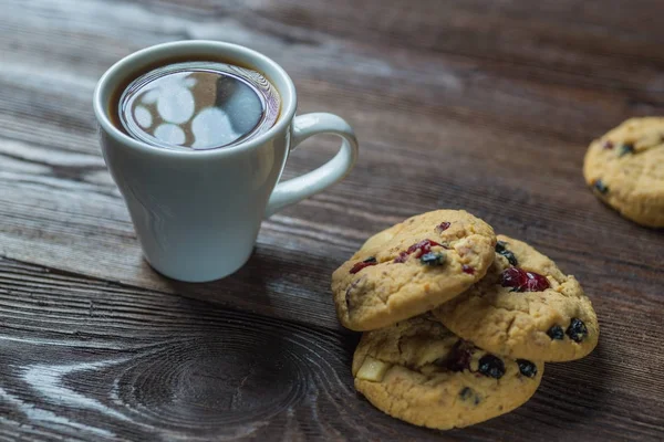 Koffie beker en cookies samenstelling op rustieke houten achtergrond — Stockfoto