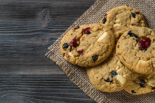 Çikolatalı kurabiye kahve renkli kumaş, closeup vurdu.